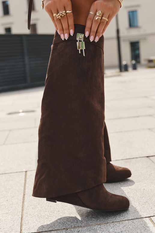 Botas femininos de cano alto com plataforma, tiras e detalhes prateados em chocolate Korivelle