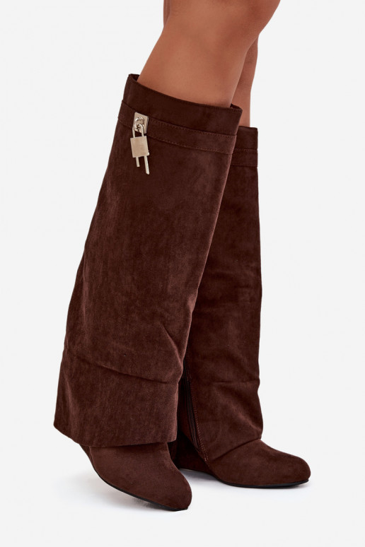 Botas femininos de cano alto com plataforma, tiras e detalhes prateados em chocolate Korivelle