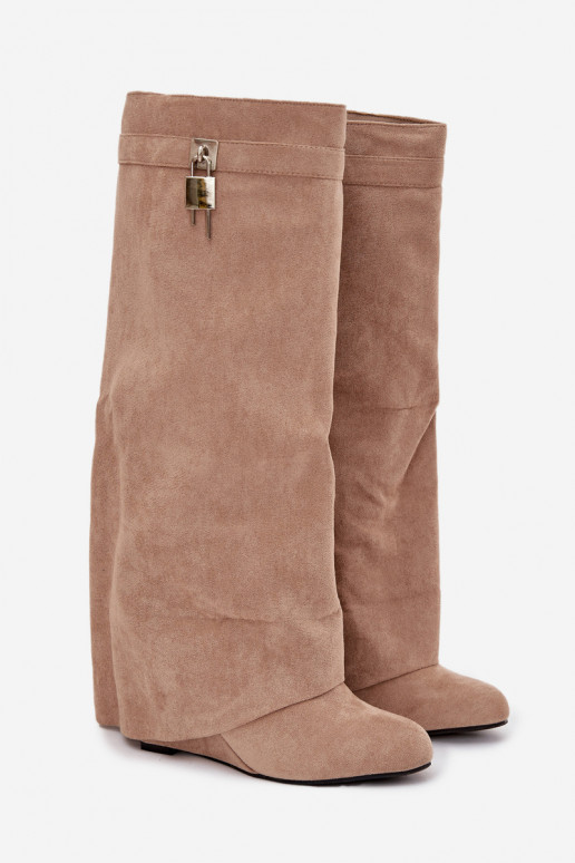 Botas femininas longas com plataforma, tiras e detalhes prateados, na cor areia Korivelle