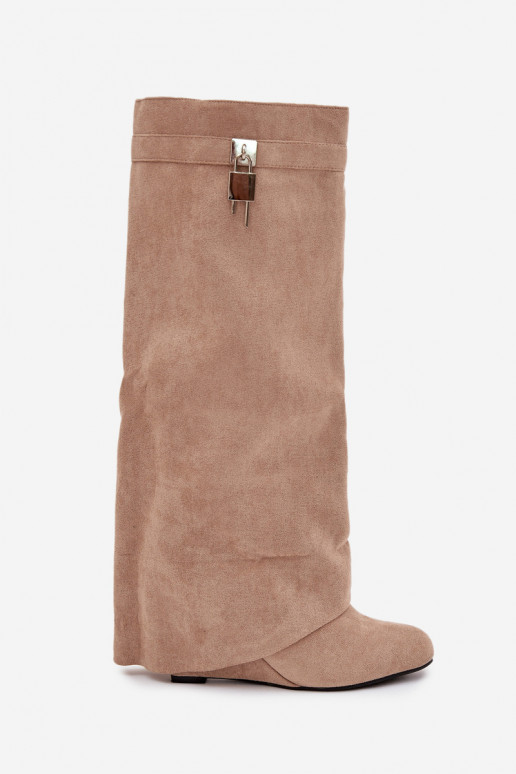 Botas femininas longas com plataforma, tiras e detalhes prateados, na cor areia Korivelle