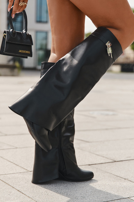 Botas femininos de cano alto com plataforma, tiras e detalhes prateados em couro ecológico preto Korivelle Botas femininos de cano alto com plataforma, tiras e detalhes prateados em couro ecológico preto Korivelle