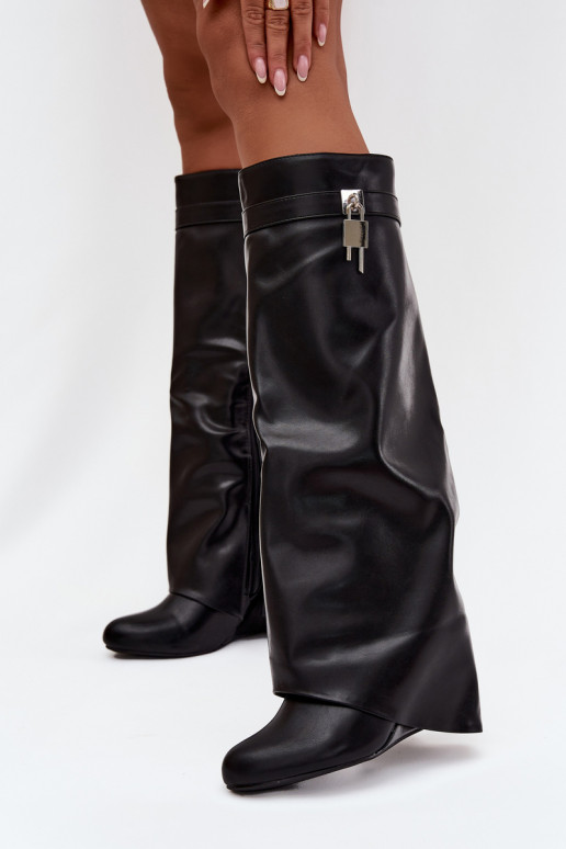 Botas femininos de cano alto com plataforma, tiras e detalhes prateados em couro ecológico preto Korivelle Botas femininos de cano alto com plataforma, tiras e detalhes prateados em couro ecológico preto Korivelle