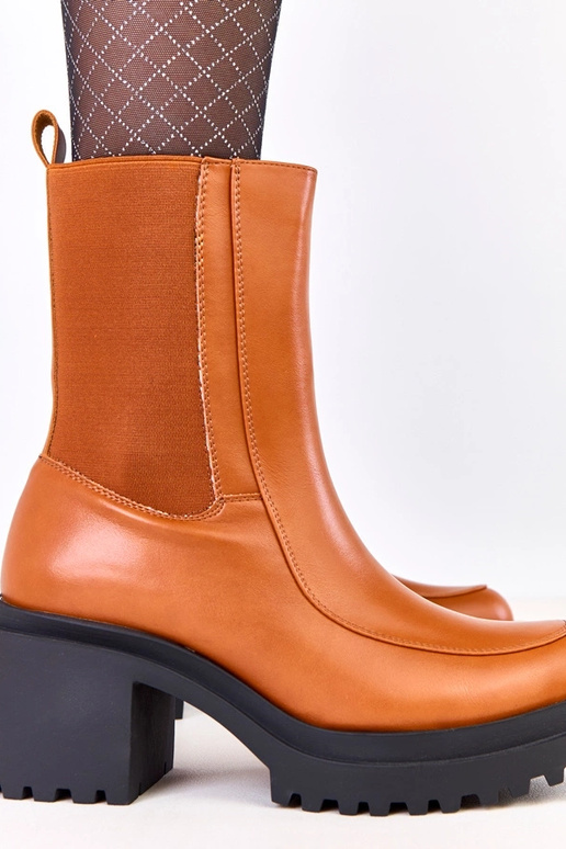 Brązowe botki na słupku z elastyczną... Brązowe botki na słupku z elastyczną...