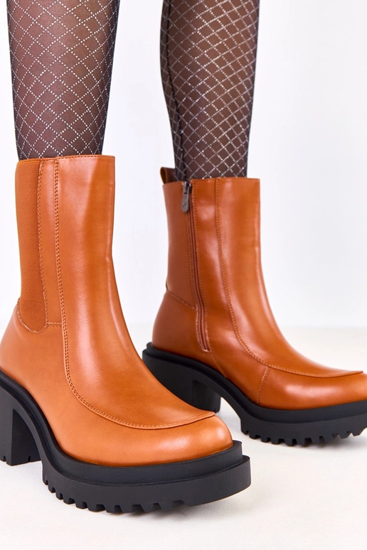 Brązowe botki na słupku z elastyczną... Brązowe botki na słupku z elastyczną...