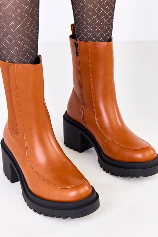 Brązowe botki na słupku z elastyczną... Brązowe botki na słupku z elastyczną...