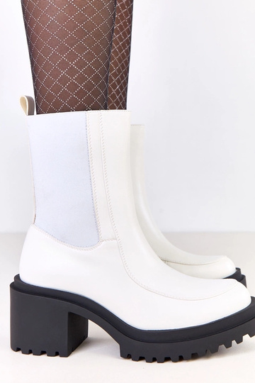 Białe botki na słupku z...