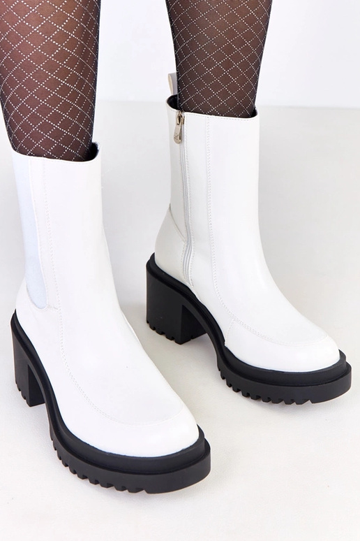 Białe botki na słupku z elastyczną... Białe botki na słupku z elastyczną...