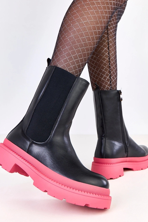 Czarne botki na różowej podeszwie... Czarne botki na różowej podeszwie...