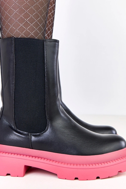 Czarne botki na różowej podeszwie... Czarne botki na różowej podeszwie...