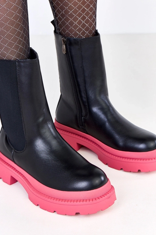 Czarne botki na różowej podeszwie... Czarne botki na różowej podeszwie...