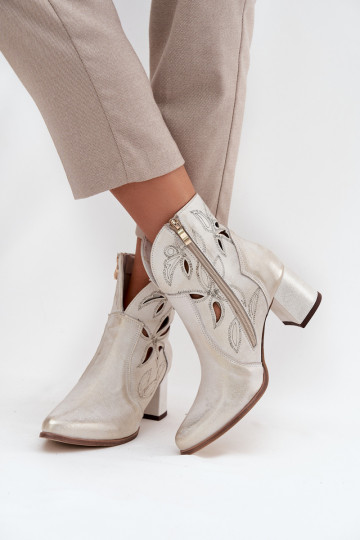 Pele com elementos abertos Botas femininas Zazoo 3647 cor dourada Przecierany 2
