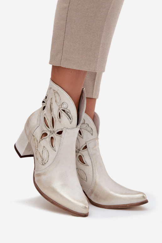 Pele com elementos abertos Botas femininas Zazoo 3647 cor dourada Przecierany