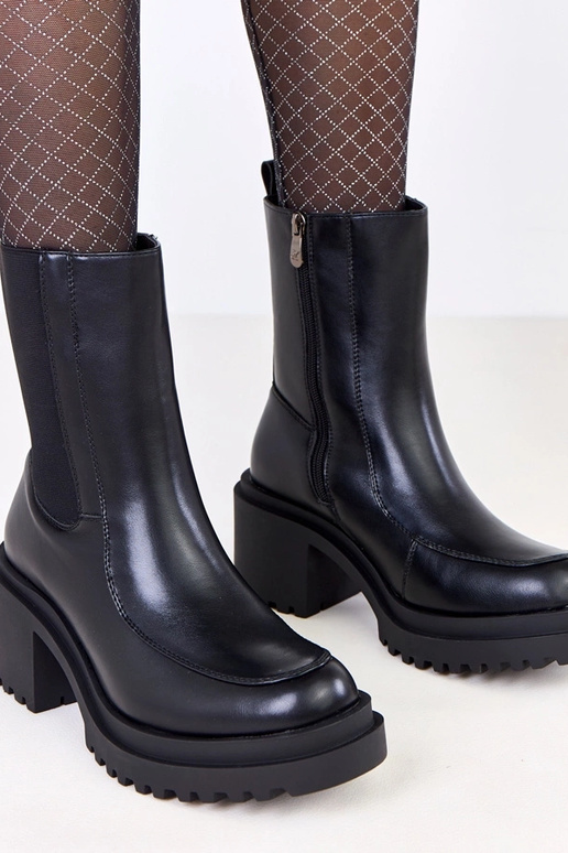 Czarne botki na słupku z elastyczną... Czarne botki na słupku z elastyczną...