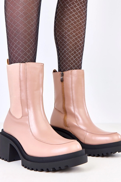 Beżowe botki na słupku z elastyczną... Beżowe botki na słupku z elastyczną...