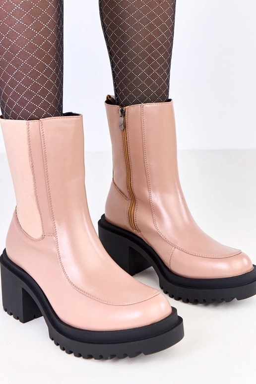 Beżowe botki na słupku z elastyczną... Beżowe botki na słupku z elastyczną...