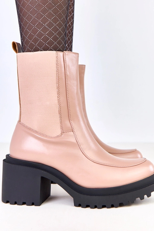 Beżowe botki na słupku z elastyczną... Beżowe botki na słupku z elastyczną...