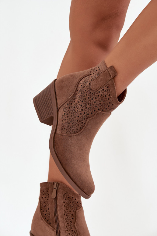 Botas femininas com elementos abertos com salto S.Barski HY52-529 cor marrom Botas femininas com elementos abertos com salto S.Barski HY52-529 cor marrom