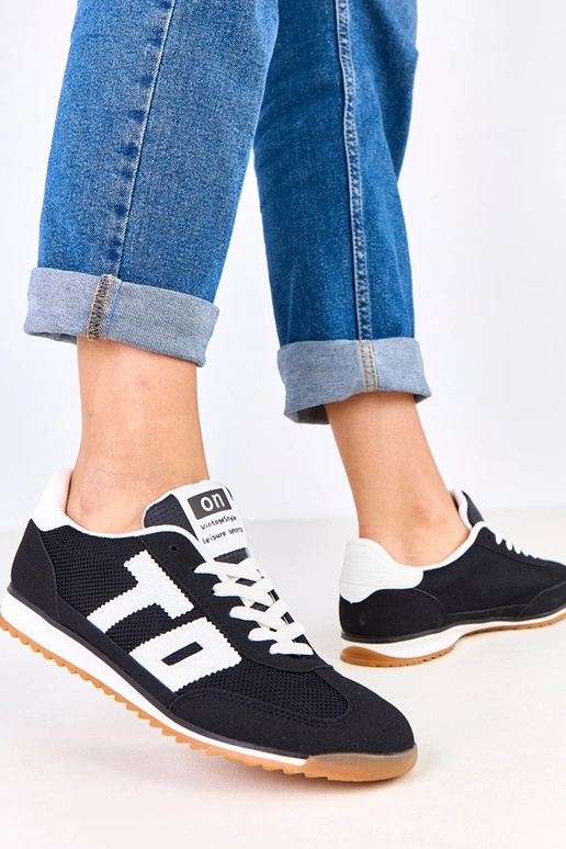 Tênis pretos com detalhes brancos,...