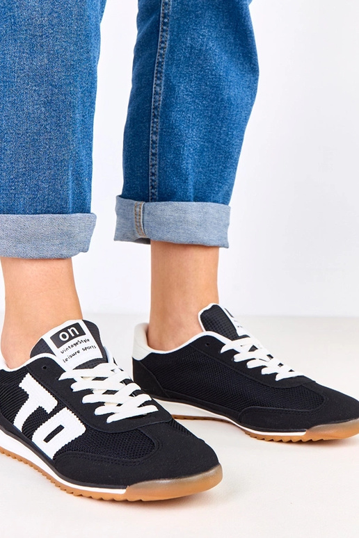 Tênis pretos com detalhes brancos,...