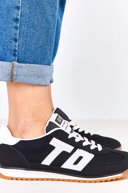 Tênis pretos com detalhes brancos,...