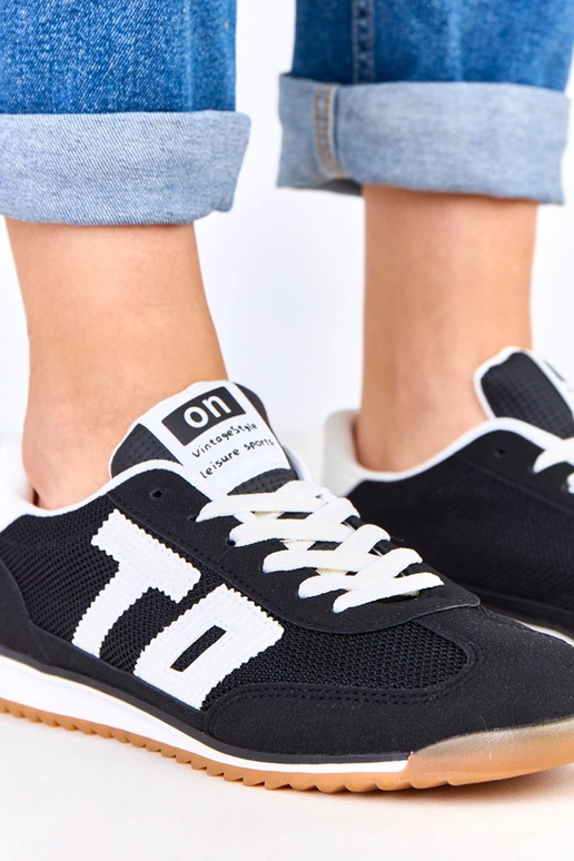 Tênis pretos com detalhes brancos,...