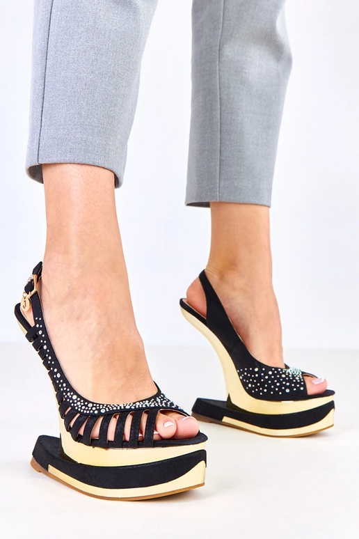 Sandálias pretas com zircônias em... Sandálias pretas com zircônias em...