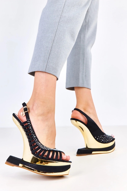 Sandálias pretas com zircônias em... Sandálias pretas com zircônias em...