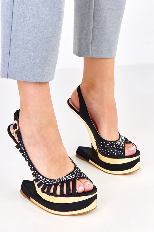 Sandálias pretas com zircônias em... Sandálias pretas com zircônias em...