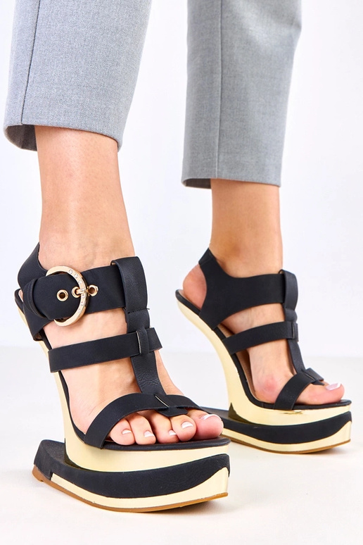 Sandálias pretas em salto futurista,... Sandálias pretas em salto futurista,...