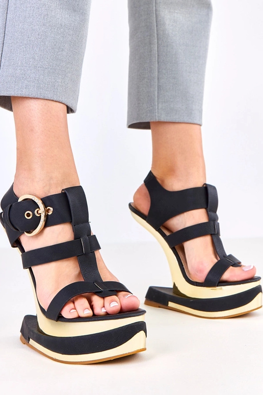 Sandálias pretas em salto futurista,... Sandálias pretas em salto futurista,...