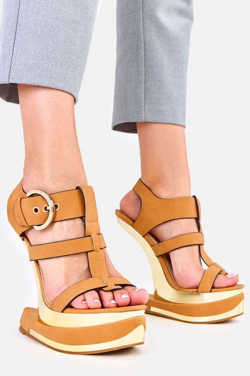 Sandálias marrons em salto futurista,... Sandálias marrons em salto futurista,...