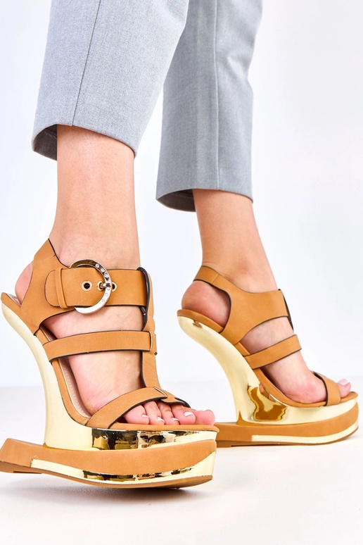 Sandálias marrons em salto futurista,... Sandálias marrons em salto futurista,...