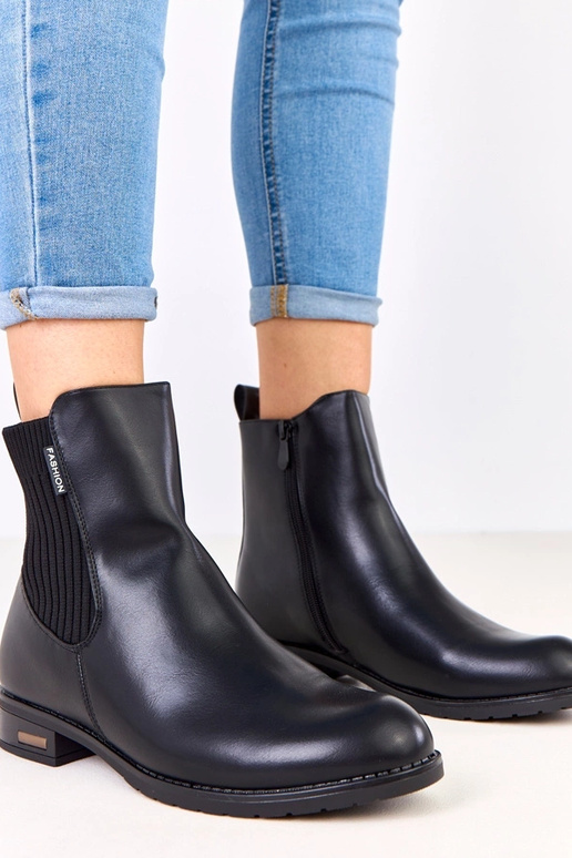 Botas pretas de cano curto com sola...