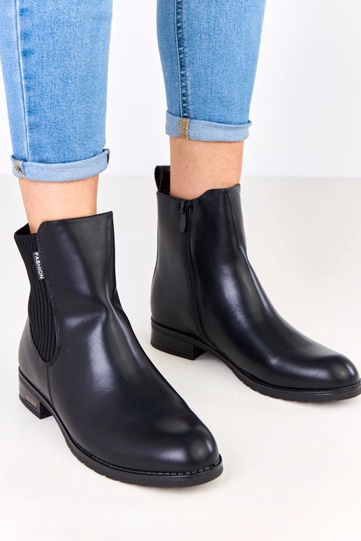 Botas pretas de cano curto com sola...