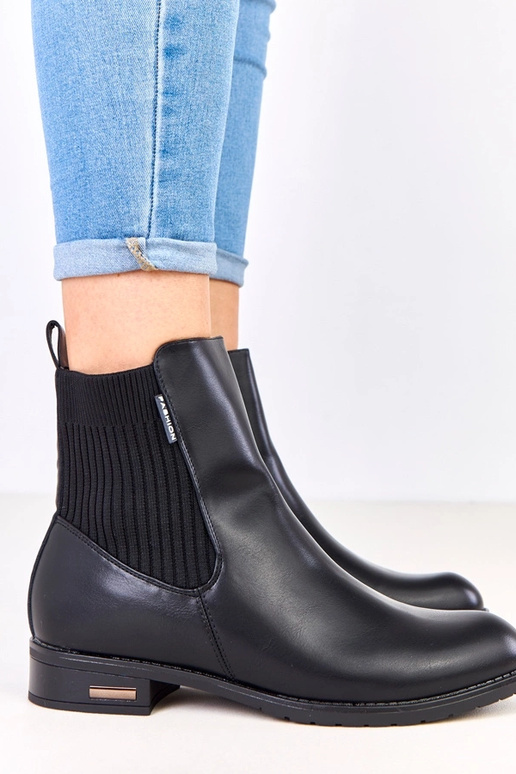 Botas pretas de cano curto com sola...