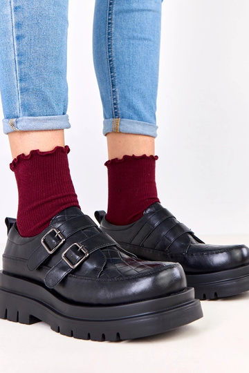 Botas pretas de cano curto...