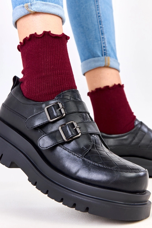 Botas pretas de cano curto em sola...