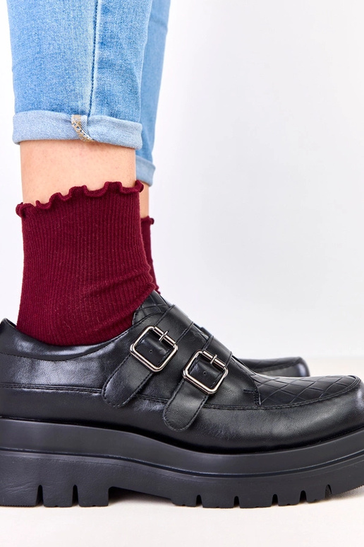 Botas pretas de cano curto em sola...