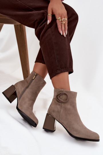 Botas de camurça quentes de salto com detalhes decorativos Artiker 57C0014 em areia