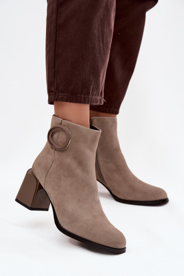 Botas de camurça quentes de salto com detalhes decorativos Artiker 57C0014 em areia 2