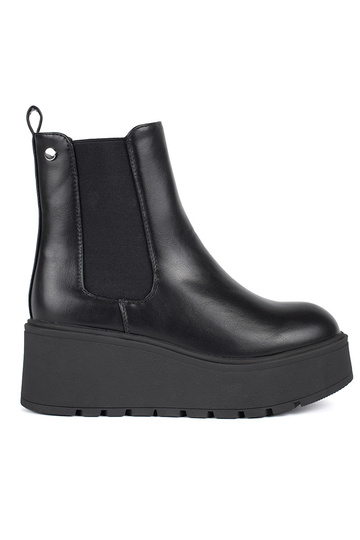 cor preta Sapatos femininos em uma cunha