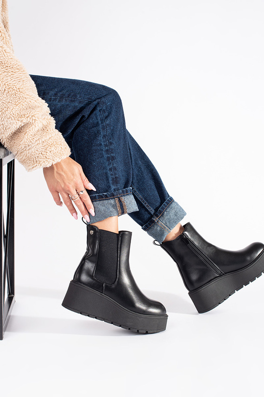 cor preta Sapatos femininos em uma cunha