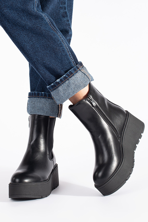 cor preta Sapatos femininos em uma cunha