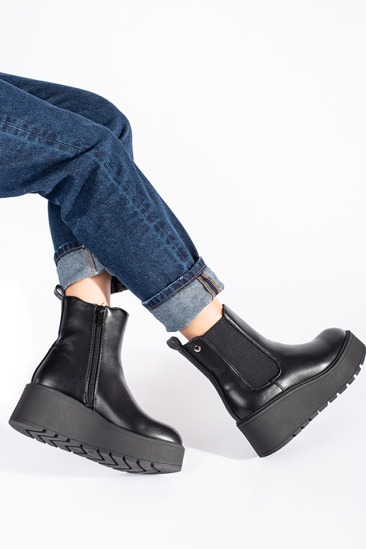 cor preta Sapatos femininos em uma cunha