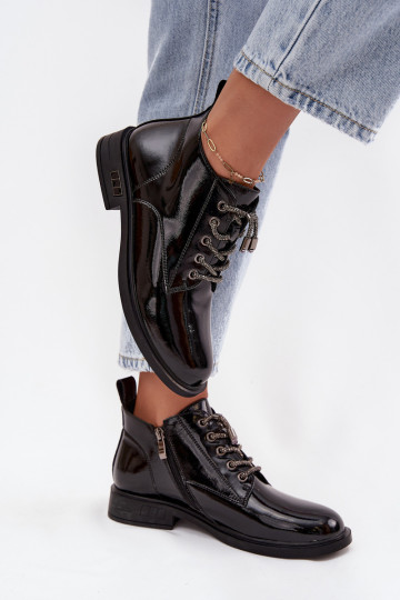 Botas femininas de pele sintética com efeito envernizado e amarrações sofisticadas D&A MR52-124 na cor preta