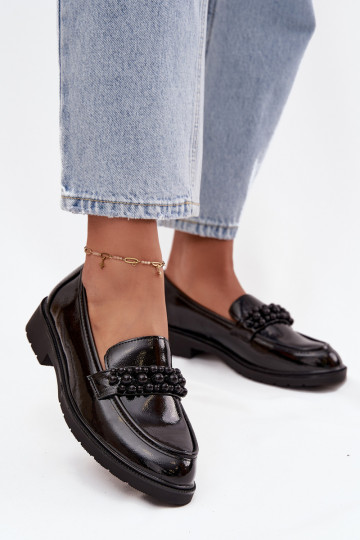Mocassins femininos com efeito envernizado e pérolas S.Barski HY52-541 na cor preta 2