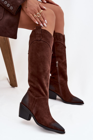 Botas de cano alto femininas estilo cowboy com salto de camurça natural Artiker 57C0230 na cor marrom