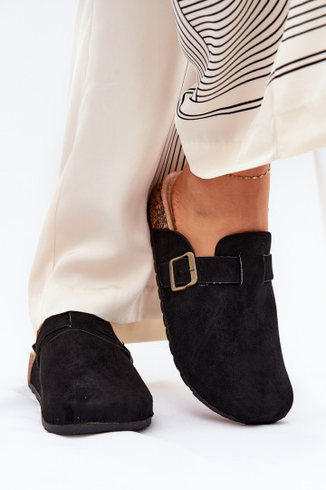 Chinelos femininos estilo clogs com plataforma e fivelas na cor preta Selio