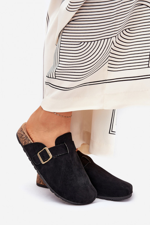 Chinelos Tamancos Feminino i com uma plataforma com fivelas cor preta Selio