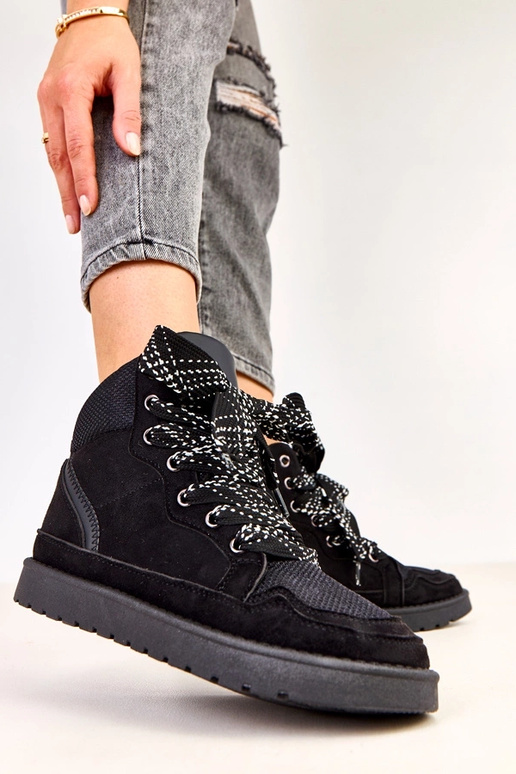 Tênis esportivos pretos de cano alto...